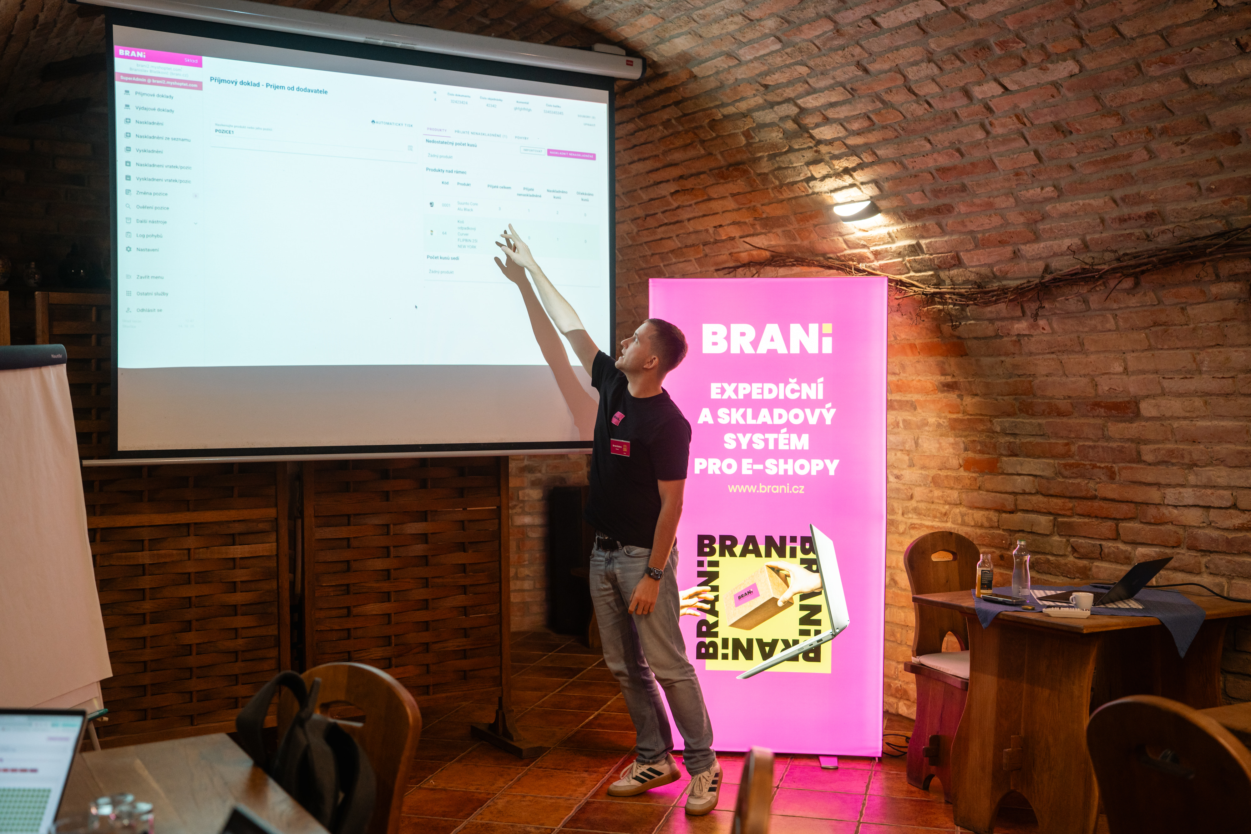 Braňo Blaškovič előadást tart az E-shop Jam rendezvényen